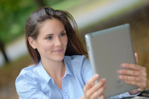 Frau mit Tablet