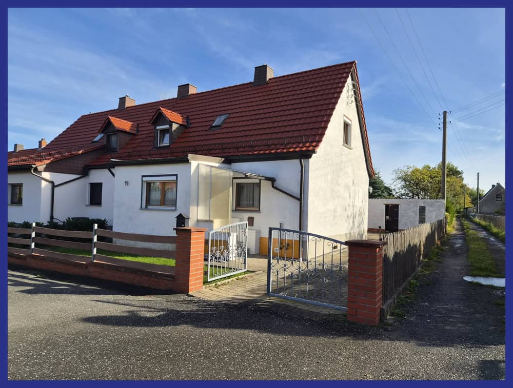 DHH mit schönenm Grundstück teilsaniert 1 Straßenansicht