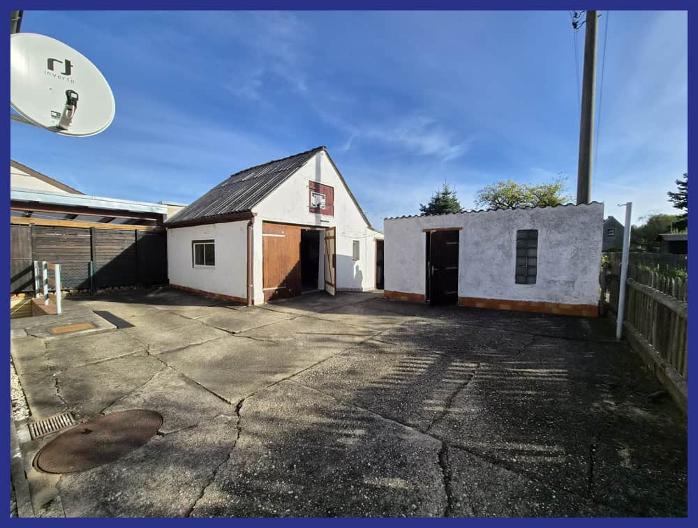 Hpfmit Blick zur Garage